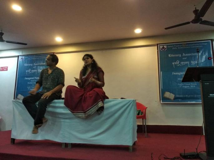 The students of Gyan Sadhana College made the literature from Mumbai | ज्ञानसाधना महाविद्यालयीन विद्यार्थ्यांना कलाकारांनी साहित्यातून घडविले मुंबई दर्शन  The students of Gyan Sadhana College made the literature from Mumbai | ज्ञानसाधना महाविद्यालयीन विद्यार्थ्यांना कलाकारांनी साहित्यातून घडविले मुंबई दर्शन