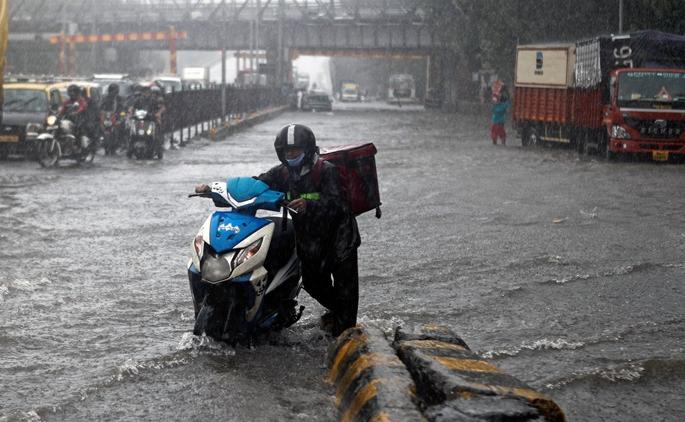 Rains increase water storage by eight days in 24 hours | पावसाने २४ तासांत वाढविला आठ दिवसांचा जलसाठा Rains increase water storage by eight days in 24 hours | पावसाने २४ तासांत वाढविला आठ दिवसांचा जलसाठा