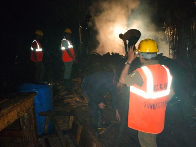 Thane: A fire broke out in two godowns in Mumbra, burning wood and cardboard, causing loss of lakhs | मुंब्य्रामध्ये दोन गोदामांना लागलेल्या आगीत लाकडे आणि पुठ्ठे जळून खाक, लाखोंचं नुकसान Thane: A fire broke out in two godowns in Mumbra, burning wood and cardboard, causing loss of lakhs | मुंब्य्रामध्ये दोन गोदामांना लागलेल्या आगीत लाकडे आणि पुठ्ठे जळून खाक, लाखोंचं नुकसान