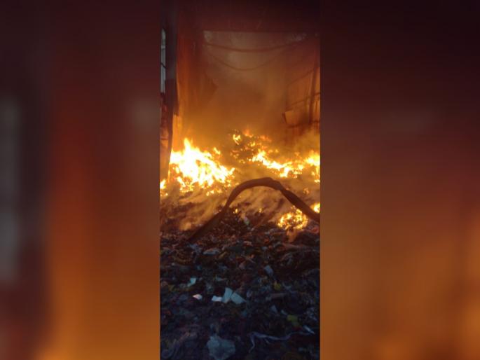 two godowns caught fire in mumbra | दोन गोदामांना लागली आग; मुंब्रा येथील घटना two godowns caught fire in mumbra | दोन गोदामांना लागली आग; मुंब्रा येथील घटना