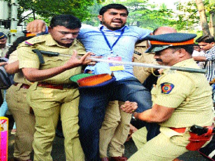 Rada denied permission; Jignesh, the speech of Umarchi stopped! | छात्रभारतीच्या संमेलनात राडा, पोलिसांनी परवानगी नाकारली; जिग्नेश, उमरची भाषणे रोखली!  Rada denied permission; Jignesh, the speech of Umarchi stopped! | छात्रभारतीच्या संमेलनात राडा, पोलिसांनी परवानगी नाकारली; जिग्नेश, उमरची भाषणे रोखली!