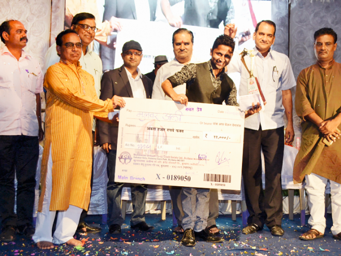 The great winner of Aurangabad, the grand successor of Idol | आयडॉल स्पध्रेत औरंगाबादचा मुनावर अली ठरला महाविजेता The great winner of Aurangabad, the grand successor of Idol | आयडॉल स्पध्रेत औरंगाबादचा मुनावर अली ठरला महाविजेता