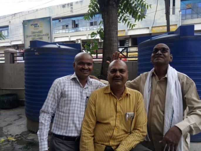 Gramsevak shaved off, filed a protest against government policy | ग्रामसेवकांनी मुंडन करून नोंदविला शासकीय धोरणाचा निषेध  Gramsevak shaved off, filed a protest against government policy | ग्रामसेवकांनी मुंडन करून नोंदविला शासकीय धोरणाचा निषेध