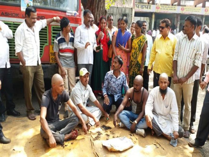 ST employees protest against state government ST workers say Mundani | ST कर्मचा-यांचा संप : राज्य सरकारच्या निषेधार्थ एसटी कामगारांनी केली मुंडण ST employees protest against state government ST workers say Mundani | ST कर्मचा-यांचा संप : राज्य सरकारच्या निषेधार्थ एसटी कामगारांनी केली मुंडण