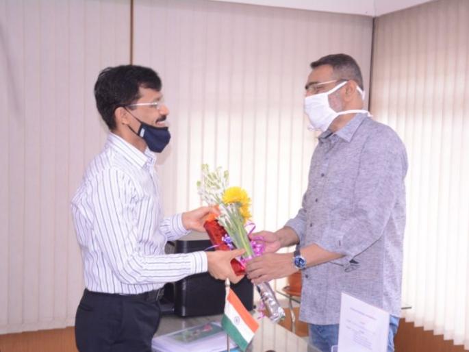 Mundhe had the greeting board removed | अन् शुभेच्छांचा फलक मुंढेंनी काढायला लावला Mundhe had the greeting board removed | अन् शुभेच्छांचा फलक मुंढेंनी काढायला लावला