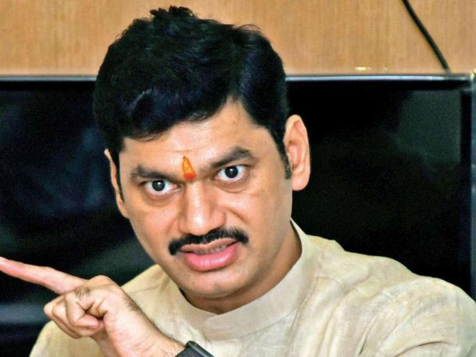 Dhananjay Munde threatening renu sharmas family claims victims lawyer | तक्रार मागे घ्या, अन्यथा...; धनंजय मुंडेंनी तक्रारदार महिलेच्या कुटुंबाला धमकी दिल्याचा वकिलांचा आरोप Dhananjay Munde threatening renu sharmas family claims victims lawyer | तक्रार मागे घ्या, अन्यथा...; धनंजय मुंडेंनी तक्रारदार महिलेच्या कुटुंबाला धमकी दिल्याचा वकिलांचा आरोप