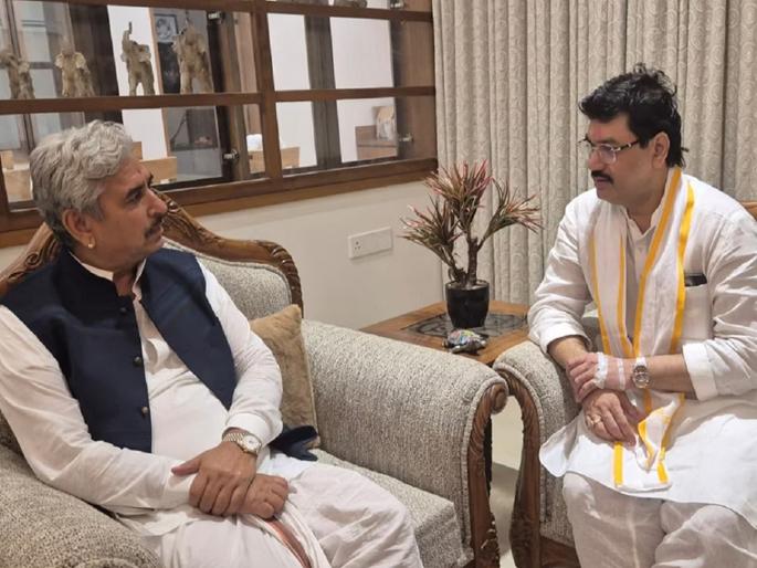 bhagwangad Namdev Shastri was criticized for supporting Dhananjay Munde | महंतांकडे जाऊन पाप लपत नाही; मुंडेंची पाठराखण करणारे नामदेव शास्त्री झाले टीकेचे धनी bhagwangad Namdev Shastri was criticized for supporting Dhananjay Munde | महंतांकडे जाऊन पाप लपत नाही; मुंडेंची पाठराखण करणारे नामदेव शास्त्री झाले टीकेचे धनी