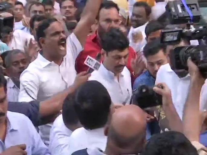 aharashtra CM: NCP Reactions against Dhananjay Munde were erupting | Maharashtra CM: पकडा याला, पकडा याला... धनंजय मुंडे दिसताच राष्ट्रवादी कार्यकर्त्यांच्या घोषणा aharashtra CM: NCP Reactions against Dhananjay Munde were erupting | Maharashtra CM: पकडा याला, पकडा याला... धनंजय मुंडे दिसताच राष्ट्रवादी कार्यकर्त्यांच्या घोषणा