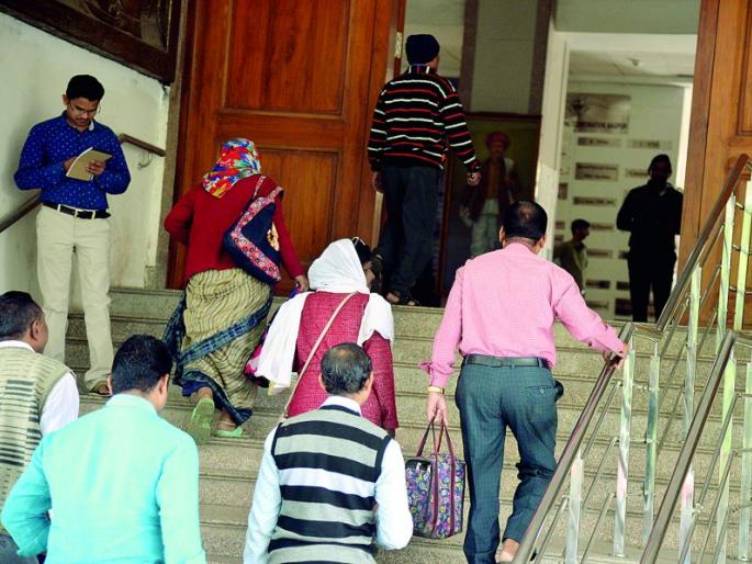 Run, run Mundhe come! Lateralties took a beating | पळा, पळा मुंढे आले! लेटलतिफांनी घेतला धसका Run, run Mundhe come! Lateralties took a beating | पळा, पळा मुंढे आले! लेटलतिफांनी घेतला धसका