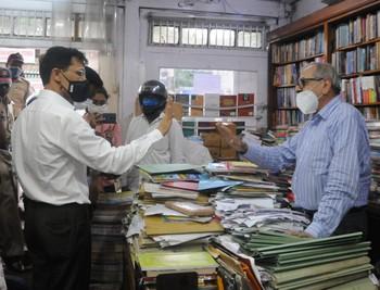 Commissioner Mundhe slaps shopkeepers | आयुक्त मुंढेंनी ठोठावला दुकानदारांना दंड Commissioner Mundhe slaps shopkeepers | आयुक्त मुंढेंनी ठोठावला दुकानदारांना दंड