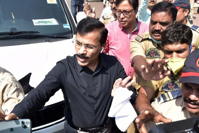 348 law breaker detained : Commissioner Mundhe's Information | नागपुरात कायदा मोडणाऱ्या ३४८ व्यक्ती पोलिसांकडून डिटेन: आयुक्त मुंढे यांची माहिती 348 law breaker detained : Commissioner Mundhe's Information | नागपुरात कायदा मोडणाऱ्या ३४८ व्यक्ती पोलिसांकडून डिटेन: आयुक्त मुंढे यांची माहिती