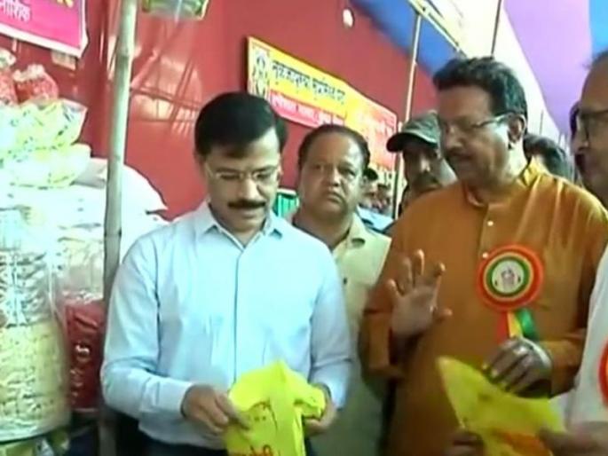 After the arti of Kalika, Tukaram blamed; Stop using plastic otherwise ... | आरतीसाठी आले अन् कारवाई करुन गेले; तुकाराम मुंढेंचा मंदिराबाहेरील दुकानदारांना दणका After the arti of Kalika, Tukaram blamed; Stop using plastic otherwise ... | आरतीसाठी आले अन् कारवाई करुन गेले; तुकाराम मुंढेंचा मंदिराबाहेरील दुकानदारांना दणका