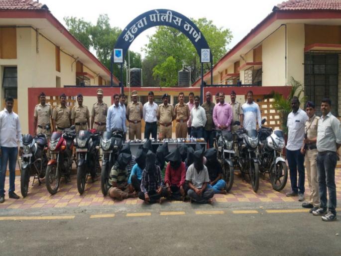 gang expose who looted people by throwing mud on body | अंगावर घाण टाकून पैसे लांबविणाऱ्या टोळीचा पर्दाफाश gang expose who looted people by throwing mud on body | अंगावर घाण टाकून पैसे लांबविणाऱ्या टोळीचा पर्दाफाश