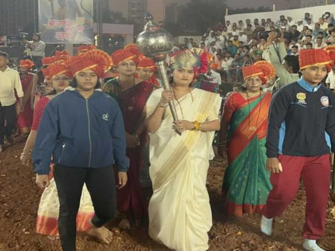 New tradition of women wrestling began at the fair in Mundhwa village | कुस्तीच्या आखाड्यात पुण्यात पहिल्यांदाच महिला भिडल्या..! New tradition of women wrestling began at the fair in Mundhwa village | कुस्तीच्या आखाड्यात पुण्यात पहिल्यांदाच महिला भिडल्या..!