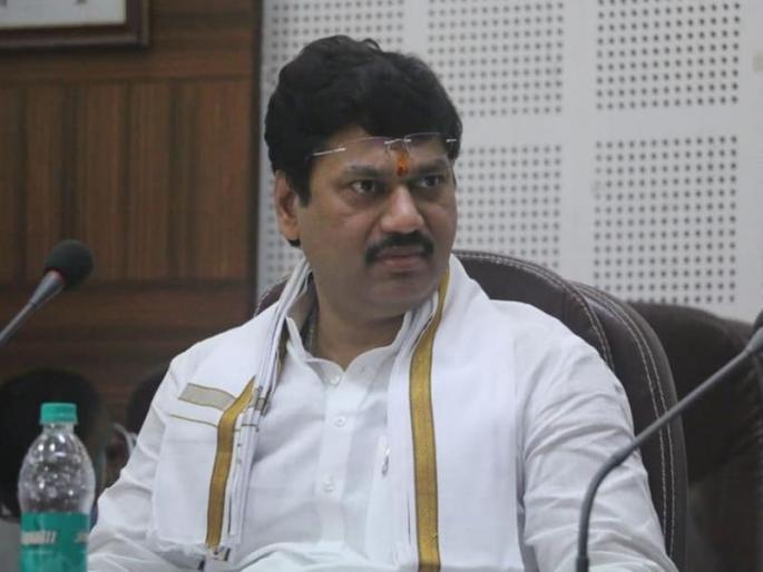 Minister Dhananjay Munde slapped the officers on the street in beed | धनंजय मुंडेंनी अधिकाऱ्यांना रस्त्यावरच झापलं; या कार्यपद्धतीमुळे नागरिकांनाही समाधान मिळालं Minister Dhananjay Munde slapped the officers on the street in beed | धनंजय मुंडेंनी अधिकाऱ्यांना रस्त्यावरच झापलं; या कार्यपद्धतीमुळे नागरिकांनाही समाधान मिळालं