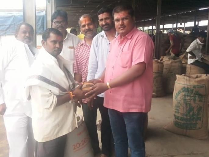 New mung sold to Washim Bazaar Committee; Five thousand rupees per quintal rate | वाशिम बाजार समितीत नवीन मूग विक्रीला; पाच हजार रुपये प्रती क्विंटल दर New mung sold to Washim Bazaar Committee; Five thousand rupees per quintal rate | वाशिम बाजार समितीत नवीन मूग विक्रीला; पाच हजार रुपये प्रती क्विंटल दर