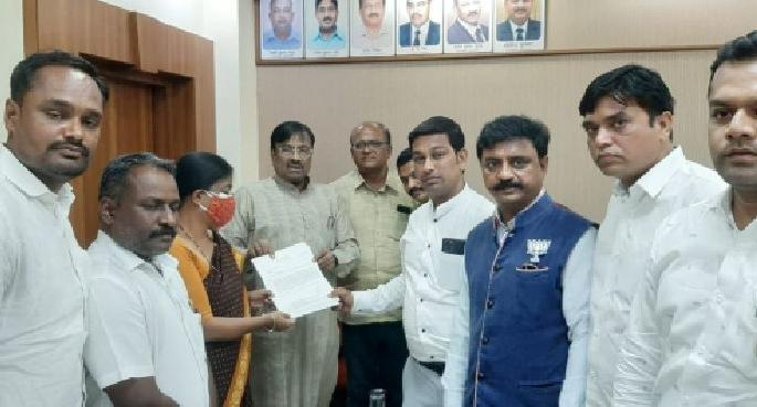 Don't make families homeless on railway plots at Ballarpur, Chandrapur, Majri - Sudhir Mungantiwar | बल्लारपूर, चंद्रपूर, माजरी येथील रेल्वे भूखंडावरील कुटुंबांना बेघर करू नका - सुधीर मुनगंटीवार Don't make families homeless on railway plots at Ballarpur, Chandrapur, Majri - Sudhir Mungantiwar | बल्लारपूर, चंद्रपूर, माजरी येथील रेल्वे भूखंडावरील कुटुंबांना बेघर करू नका - सुधीर मुनगंटीवार