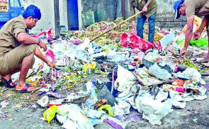 CoronaVirus; Municipal cleaning workers are at risk in Akola | ‘कोरोना’चे सावट; मनपा सफाई कर्मचाऱ्यांचा जीव धोक्यात