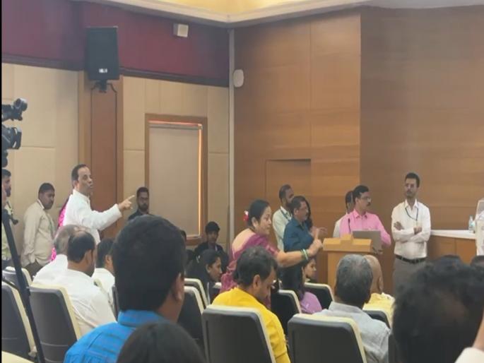 Mumbai Mayor Seat Reserved for Open Category Women Thackeray Faction Alleges Foul Play in Lottery | मुंबईचे महापौरपद खुल्या प्रवर्गाला गेल्याने ठाकरे गटाचा राडा; चक्राकार पद्धत पाळली नसल्याचा आरोप Mumbai Mayor Seat Reserved for Open Category Women Thackeray Faction Alleges Foul Play in Lottery | मुंबईचे महापौरपद खुल्या प्रवर्गाला गेल्याने ठाकरे गटाचा राडा; चक्राकार पद्धत पाळली नसल्याचा आरोप