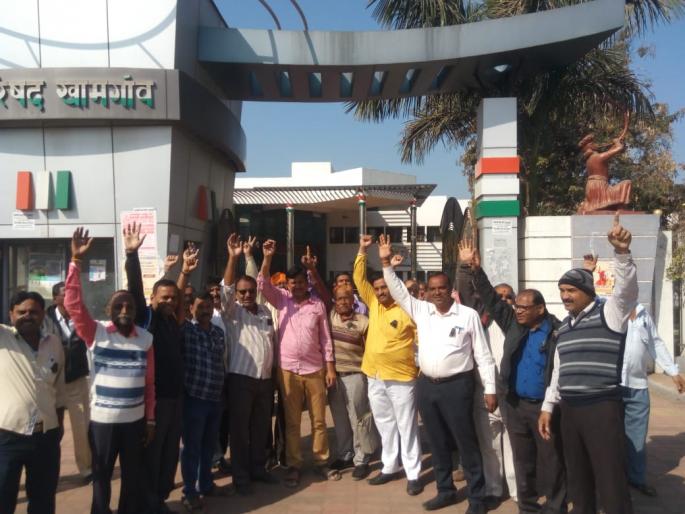 The movement of Khamgaon Municipality employees | खामगाव पालिका कर्मचाऱ्यांचे काळी फित लावून आंदोलन The movement of Khamgaon Municipality employees | खामगाव पालिका कर्मचाऱ्यांचे काळी फित लावून आंदोलन