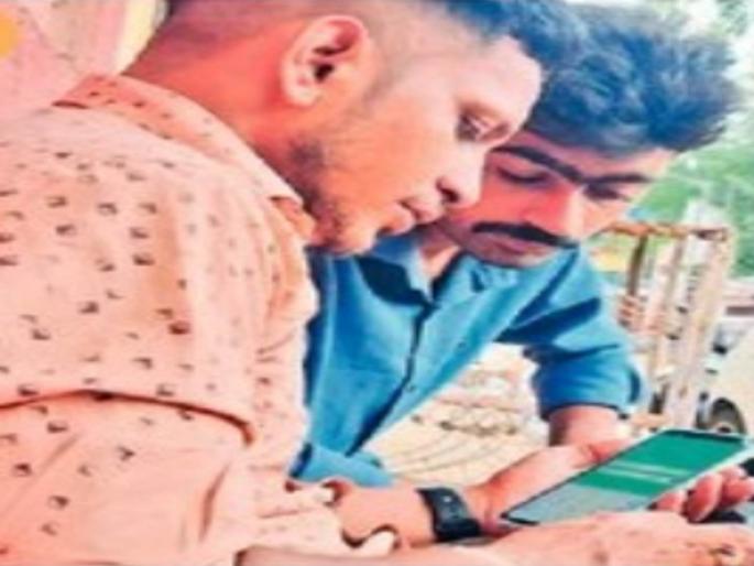 An officer involved in drain cleaning work gets Rs 500 per log sheet | अरे, साहब लोगो को कुछ नहीं आता, उनको पैसे से मतलब... An officer involved in drain cleaning work gets Rs 500 per log sheet | अरे, साहब लोगो को कुछ नहीं आता, उनको पैसे से मतलब...