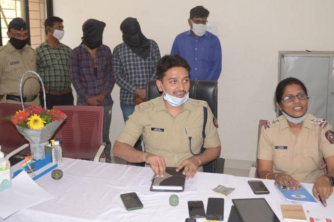 Topper in the exam Munnabhai: The racket that made him pass the exam was exposed | परीक्षेत टॉपर निघाला मुन्नाभाई : परीक्षा पास करवून देणारे रॅकेट उघड Topper in the exam Munnabhai: The racket that made him pass the exam was exposed | परीक्षेत टॉपर निघाला मुन्नाभाई : परीक्षा पास करवून देणारे रॅकेट उघड