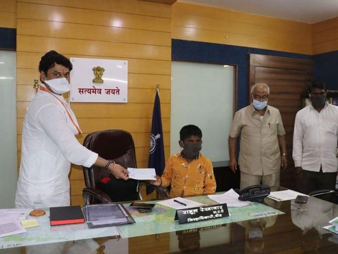 savidhan Deepak Godsingh, the little boy donated all the prize money to fight against Corona mac | शाब्बास!... वय वर्षं 8, इयत्ता तिसरी; बक्षिसांमधून जमवलेली सगळी रक्कम कोरोनाविरोधी लढाईसाठी दिली savidhan Deepak Godsingh, the little boy donated all the prize money to fight against Corona mac | शाब्बास!... वय वर्षं 8, इयत्ता तिसरी; बक्षिसांमधून जमवलेली सगळी रक्कम कोरोनाविरोधी लढाईसाठी दिली