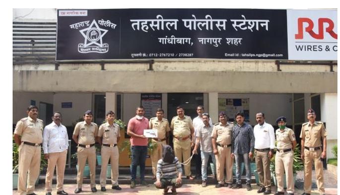 Murderous assault case accused arrested with fire arm in Nagpur | नागपुरात खुनी हल्ला प्रकरणातील फरार आरोपीला देशी कट्ट्यासह अटक Murderous assault case accused arrested with fire arm in Nagpur | नागपुरात खुनी हल्ला प्रकरणातील फरार आरोपीला देशी कट्ट्यासह अटक