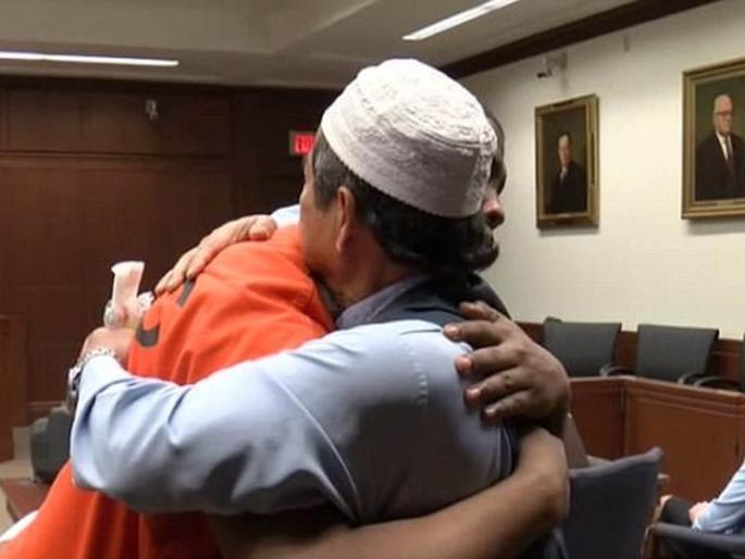 The Muslim man's appreciation of the death of a child who killed his child | मुलाची हत्या करणा-या मारेक-याला मिठी मारुन केलं माफ, जगभरात होतंय या मुस्लिम व्यक्तीचं कौतुक The Muslim man's appreciation of the death of a child who killed his child | मुलाची हत्या करणा-या मारेक-याला मिठी मारुन केलं माफ, जगभरात होतंय या मुस्लिम व्यक्तीचं कौतुक