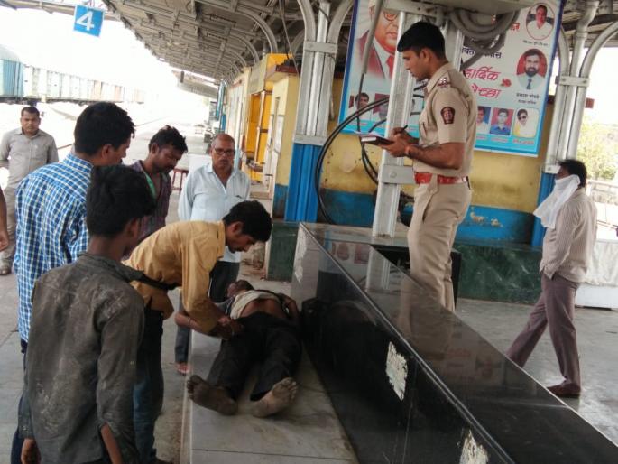 Unknown person's Murderd at Akola railway station | अकोला रेल्वे स्थानकावर अज्ञात व्यक्तीचा खून Unknown person's Murderd at Akola railway station | अकोला रेल्वे स्थानकावर अज्ञात व्यक्तीचा खून
