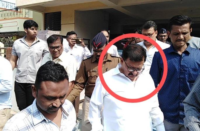 Thrill of firing at Akola; Father shot and killed his son | अकोल्यात गोळीबाराचा थरार; संपत्तीच्या वादातून वडिलांनी केली मुलाची गोळी झाडून हत्या Thrill of firing at Akola; Father shot and killed his son | अकोल्यात गोळीबाराचा थरार; संपत्तीच्या वादातून वडिलांनी केली मुलाची गोळी झाडून हत्या