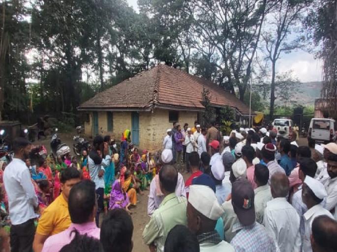 Villagers march on Malharpet police station in case of Bhairewadi murder | भैरेवाडी खूनप्रकरणी ग्रामस्थांचा मल्हारपेठ पोलिस ठाण्यावर मार्चो Villagers march on Malharpet police station in case of Bhairewadi murder | भैरेवाडी खूनप्रकरणी ग्रामस्थांचा मल्हारपेठ पोलिस ठाण्यावर मार्चो