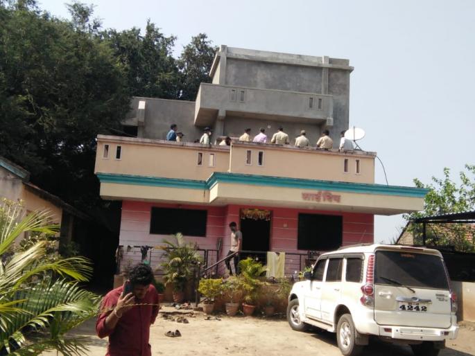 Murder of a 13-day-old baby by drowning in a water tank | धक्कादायक ! १३ दिवसाच्या बाळाचा पाण्याच्या टाकीत बुडवून खून Murder of a 13-day-old baby by drowning in a water tank | धक्कादायक ! १३ दिवसाच्या बाळाचा पाण्याच्या टाकीत बुडवून खून