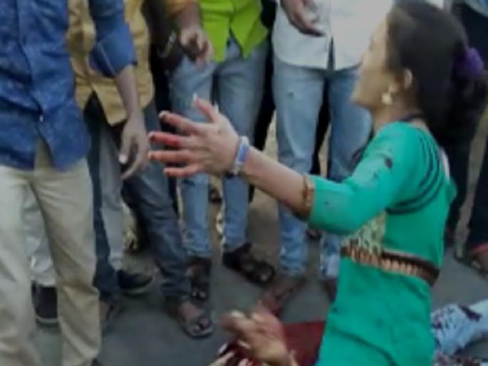 'Ye, Plz save Somebuddy...'; A desperate voice of deceased's wife in the thrilling incident of Beed | 'ऐ, वाचवा ना कुणीतरी...'; बीडमधील थरारक घटनेत मृताच्या पत्नीची बघ्यांना मदतीसाठी आर्त हाक 'Ye, Plz save Somebuddy...'; A desperate voice of deceased's wife in the thrilling incident of Beed | 'ऐ, वाचवा ना कुणीतरी...'; बीडमधील थरारक घटनेत मृताच्या पत्नीची बघ्यांना मदतीसाठी आर्त हाक