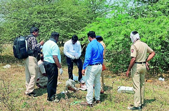 Woman strangled to death; The limbs were tied and the body was wrapped in plastic | महिलेची गळा आवळून हत्या; प्लास्टिकमध्ये गुंडाळून जंगलात फेकला मृतदेह Woman strangled to death; The limbs were tied and the body was wrapped in plastic | महिलेची गळा आवळून हत्या; प्लास्टिकमध्ये गुंडाळून जंगलात फेकला मृतदेह
