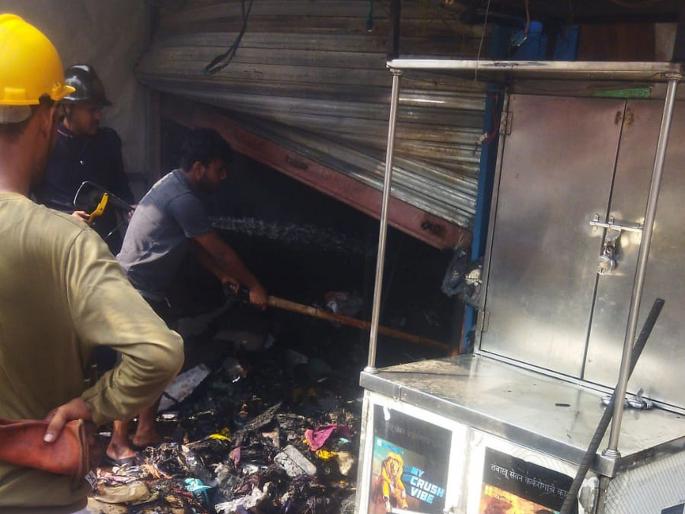 Garment shops fire in Mumbra due to shock circuit | मुंब्रा येथे कपड्याच्या दुकानाला आग; आगीत दोन दुकानांमधील वस्तू खाक Garment shops fire in Mumbra due to shock circuit | मुंब्रा येथे कपड्याच्या दुकानाला आग; आगीत दोन दुकानांमधील वस्तू खाक