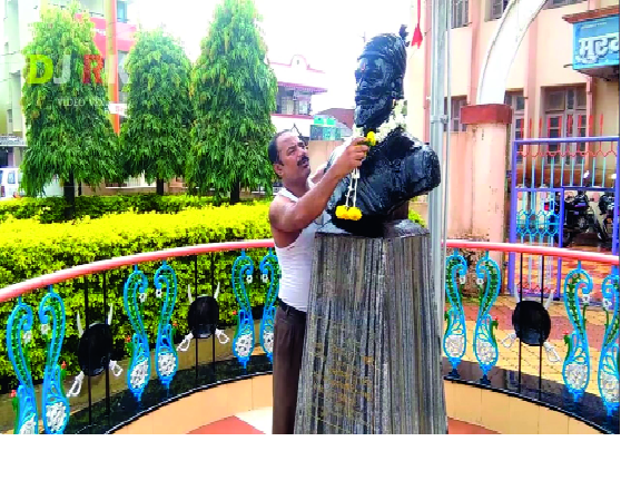 Shivaputle for 24 years cleanliness - Shree Vibhagamala service of Mungut | शिवभक्ताला सलाम; २४ वर्षे विनामोबदला करतोय शिवरायांच्या पुतळ्याची देखभाल! Shivaputle for 24 years cleanliness - Shree Vibhagamala service of Mungut | शिवभक्ताला सलाम; २४ वर्षे विनामोबदला करतोय शिवरायांच्या पुतळ्याची देखभाल!