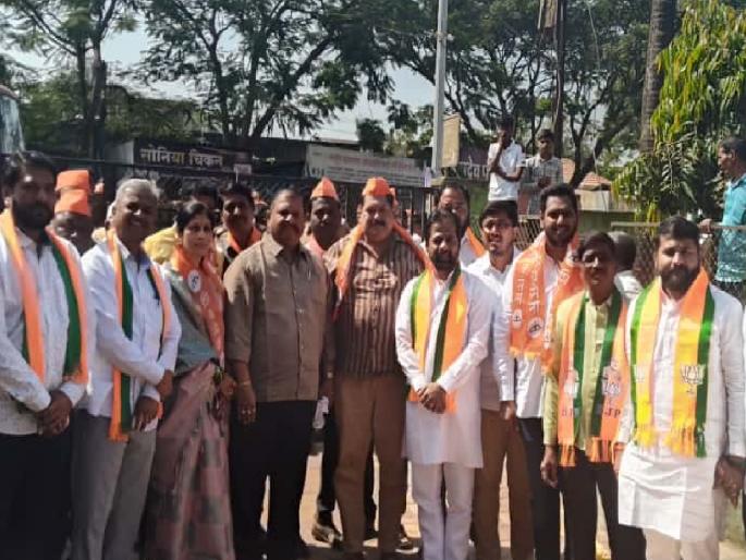 1867 applications filed for municipalities and nagar panchayats in Kolhapur district in a show of strength | कोल्हापूर जिल्ह्यात नगरपालिका, नगरपंचायतींसाठी शक्तिप्रदर्शनाने १८६७ अर्ज दाखल, आज छाननी 1867 applications filed for municipalities and nagar panchayats in Kolhapur district in a show of strength | कोल्हापूर जिल्ह्यात नगरपालिका, नगरपंचायतींसाठी शक्तिप्रदर्शनाने १८६७ अर्ज दाखल, आज छाननी