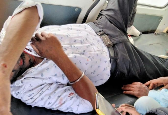 One seriously injured, one injured in a two-wheeler collision with an unknown car | कारची दुचाकीस धडक; एक जण गंभीर जखमी