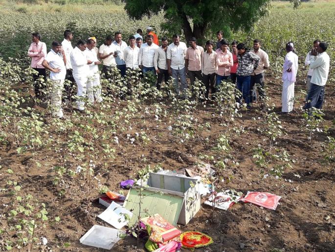 Dacoity in the village of Muremi in Shevgaon taluka: Ekka was struck by a sword | शेवगाव तालुक्यातील मुरमी गावात दरोडा : एकास तलवारीने भोकसले Dacoity in the village of Muremi in Shevgaon taluka: Ekka was struck by a sword | शेवगाव तालुक्यातील मुरमी गावात दरोडा : एकास तलवारीने भोकसले