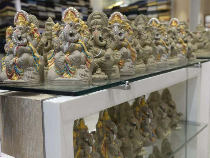 Ganeshotsav 2021; The idol is ours .. the price is yours ...; A unique venture of a textile professional | गणेशोत्सव २०२१; मूर्ती आमची.. किंमत तुमची...; कापड व्यावसायिकाचा अनोखा उपक्रम Ganeshotsav 2021; The idol is ours .. the price is yours ...; A unique venture of a textile professional | गणेशोत्सव २०२१; मूर्ती आमची.. किंमत तुमची...; कापड व्यावसायिकाचा अनोखा उपक्रम