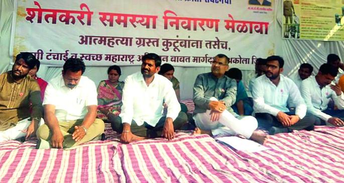 Murtijapur: Government policy against farmers in the last 60 years - Sadbhau Khot | मूर्तिजापूर : गेल्या ६0 वर्षांत सरकारी धोरण शेतकर्‍यांचा विरोधातच - सदाभाऊ खोत