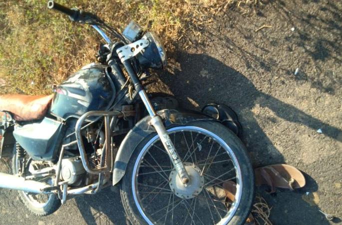 Two-wheeler seriously injured in unidentified vehicle collision | अज्ञात वाहनाच्या धडकेत दुचाकीस्वार गंभीर Two-wheeler seriously injured in unidentified vehicle collision | अज्ञात वाहनाच्या धडकेत दुचाकीस्वार गंभीर