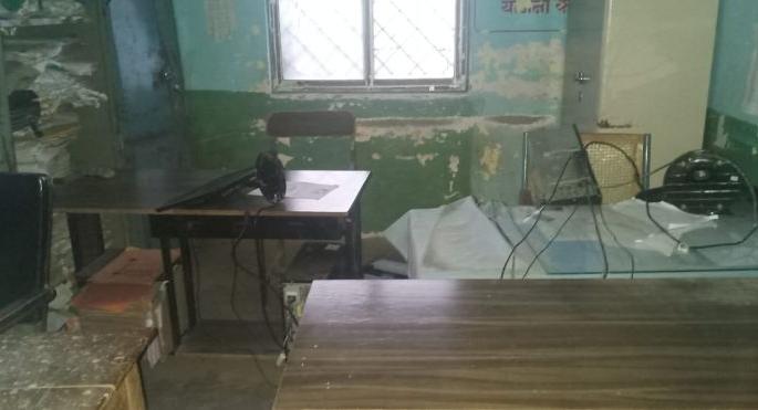 The office of the Employment Guarantee Scheme was locked | रोजगार हमी योजनेच्या कार्यालयात तोडफोड करून ठोकले टाळे The office of the Employment Guarantee Scheme was locked | रोजगार हमी योजनेच्या कार्यालयात तोडफोड करून ठोकले टाळे