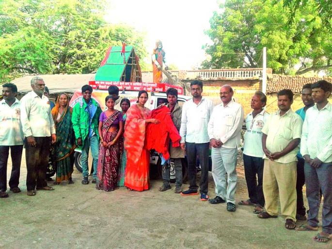The distribution of warm clothes to the poor in the winter | थंडीमध्ये गोरगरिबांना उबदार कपड्यांचे वितरण  The distribution of warm clothes to the poor in the winter | थंडीमध्ये गोरगरिबांना उबदार कपड्यांचे वितरण