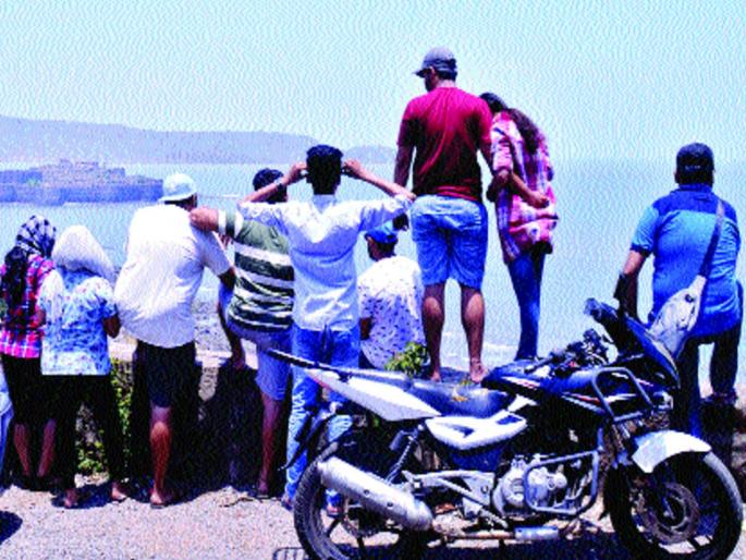 Lockup at the entrance of Janjira fort; Thousands of tourists were frustrated | जंजिरा किल्ल्याच्या प्रवेशद्वाराला कुलूप; हजारो पर्यटक निराश होऊन परतले Lockup at the entrance of Janjira fort; Thousands of tourists were frustrated | जंजिरा किल्ल्याच्या प्रवेशद्वाराला कुलूप; हजारो पर्यटक निराश होऊन परतले