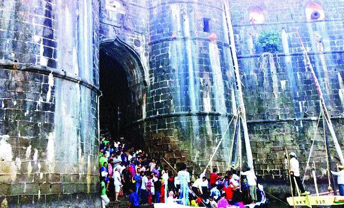 Disgruntled by tourists: Tourism facilities in Murud area | पर्यटकांमध्ये नाराजी : मुरुडमध्ये पर्यटन सुविधांची वानवा Disgruntled by tourists: Tourism facilities in Murud area | पर्यटकांमध्ये नाराजी : मुरुडमध्ये पर्यटन सुविधांची वानवा