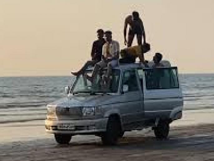 Tourists performing dangerous stunts at Murud beach | Ratnagiri: मुरुड समुद्रकिनारी पर्यटकांचा पुन्हा स्टंटबाजीचा धुमाकूळ Tourists performing dangerous stunts at Murud beach | Ratnagiri: मुरुड समुद्रकिनारी पर्यटकांचा पुन्हा स्टंटबाजीचा धुमाकूळ