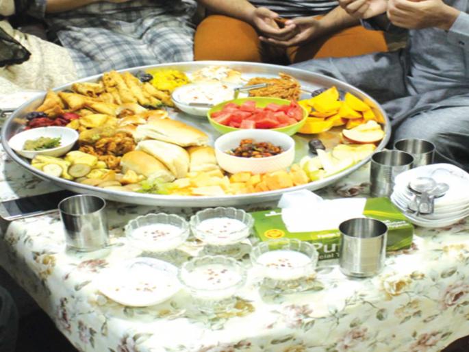 National integration of temple in Mumbra temple; Shankar left Maruti's witness, Rosa | मुंब्य्रातील मंदिरात राष्ट्रीय एकात्मतेचे घडले दर्शन; शंकर, मारुतीच्या साक्षीने सोडला रोजा National integration of temple in Mumbra temple; Shankar left Maruti's witness, Rosa | मुंब्य्रातील मंदिरात राष्ट्रीय एकात्मतेचे घडले दर्शन; शंकर, मारुतीच्या साक्षीने सोडला रोजा