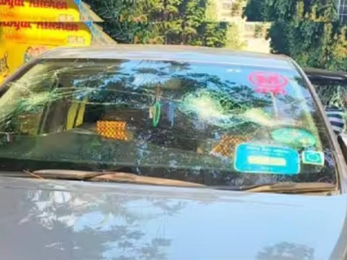 Vandalism of Minister Hasan Mushrif's cars; Two protesters in police custody | मंत्री हसन मुश्रीफ यांच्या गाडीची तोडफोड; दोन आंदोलक पोलिसांच्या ताब्यात Vandalism of Minister Hasan Mushrif's cars; Two protesters in police custody | मंत्री हसन मुश्रीफ यांच्या गाडीची तोडफोड; दोन आंदोलक पोलिसांच्या ताब्यात
